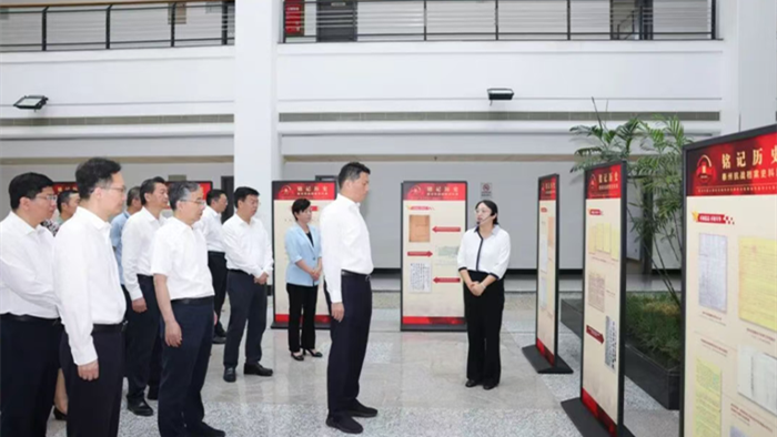 市委理论学习中心组召开学习会并开展现场研学